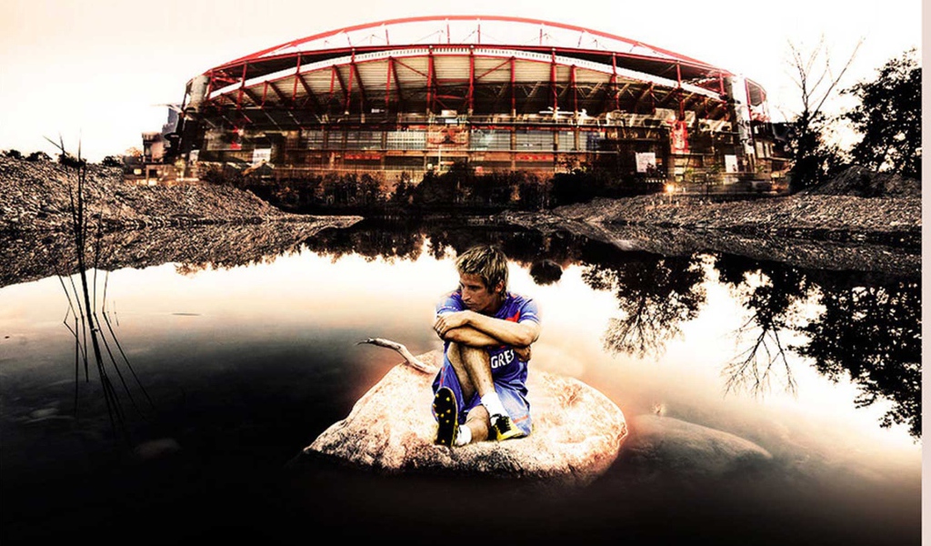  Игрок из Реал Мадрид Фабиу Коэнтрау сидит возле стадиона