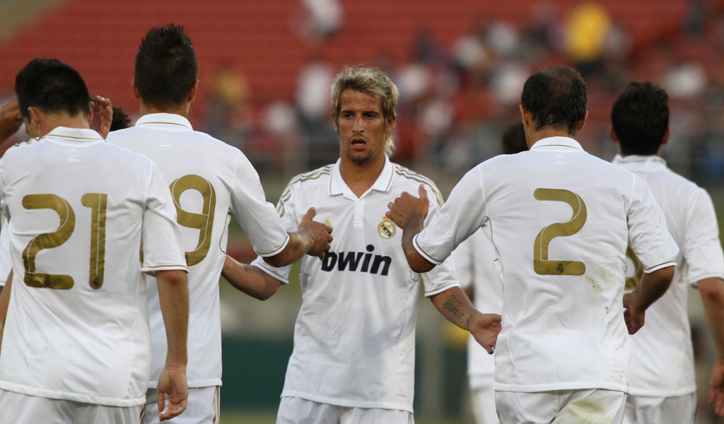  Игрок мадридского Реала Фабиу Коэнтрау в окружении своей команды