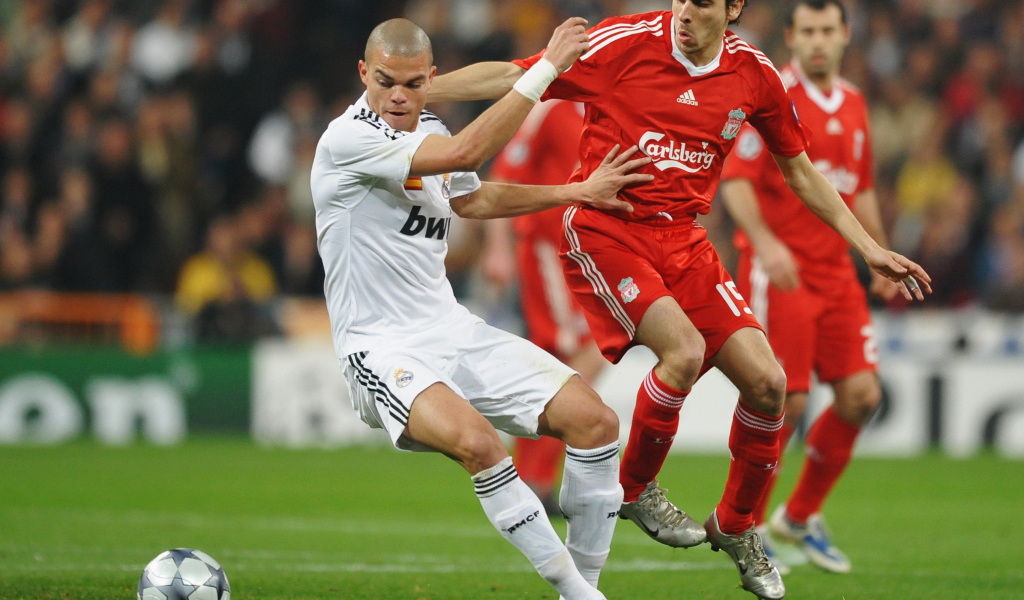 Игрок мадридского Реала Пепе защищает свои ворота