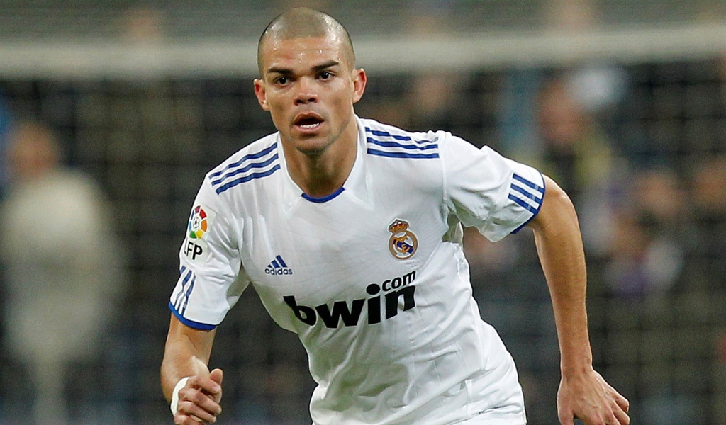 Игрок мадридского Реала Пепе на поле