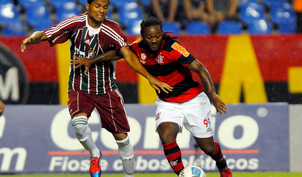  Игрок Шаньдун Лунэн Вагнера в борьбе за мяч