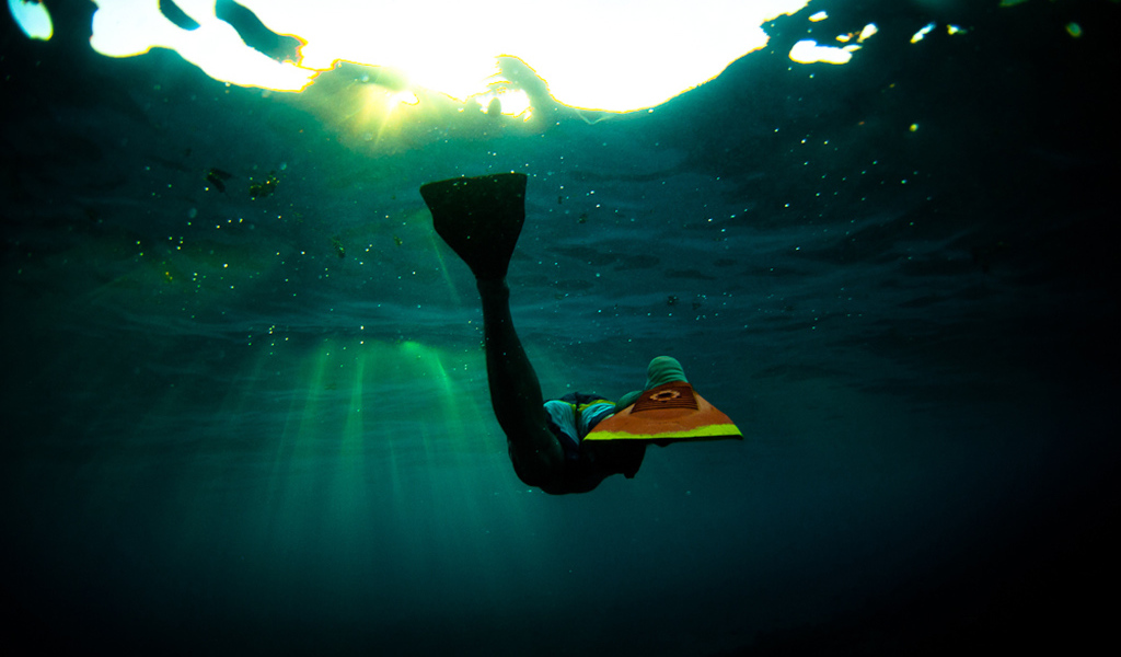Подводная фотография пловца в ластах