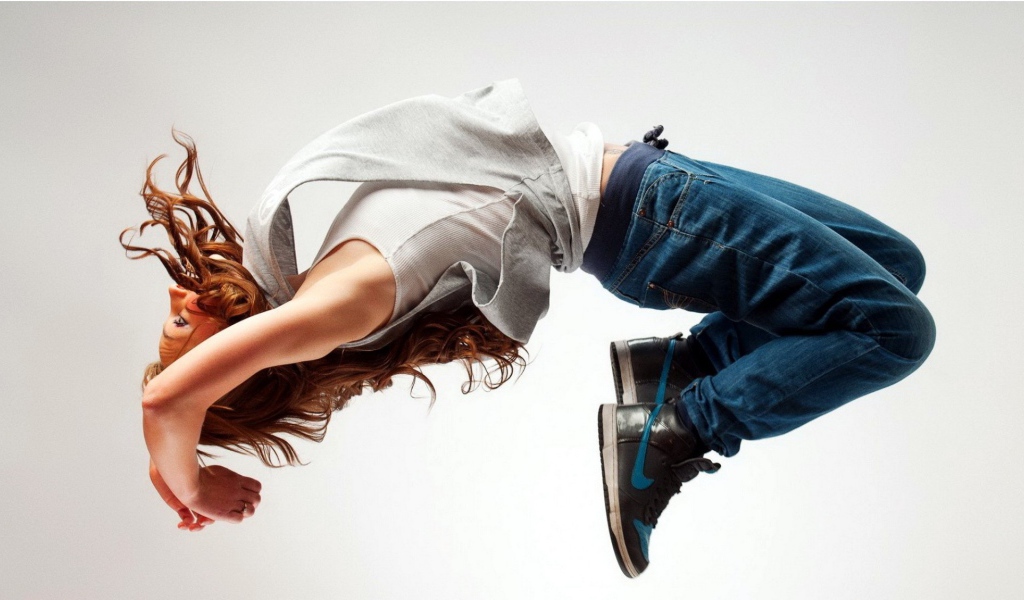 Девушка делает сальто