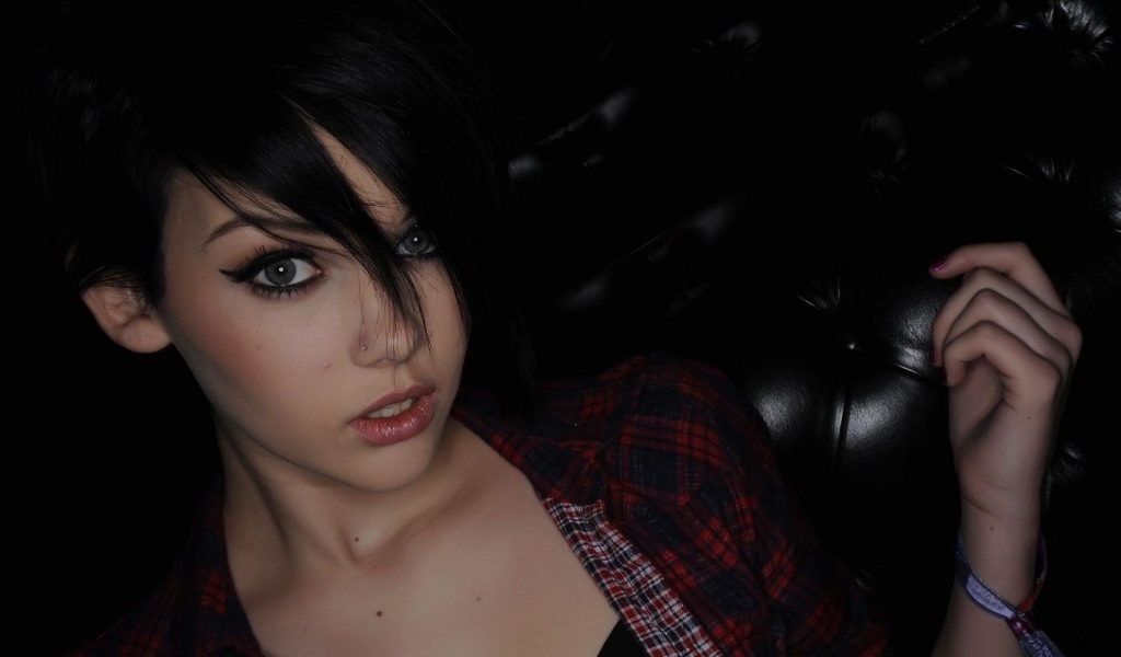 Молодая девушка брюнетка с пирсингом в носу