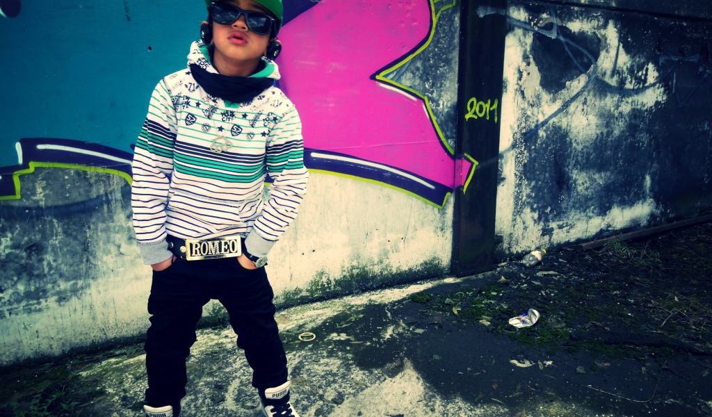 Мальчик в зелёной кепке и очках, swag