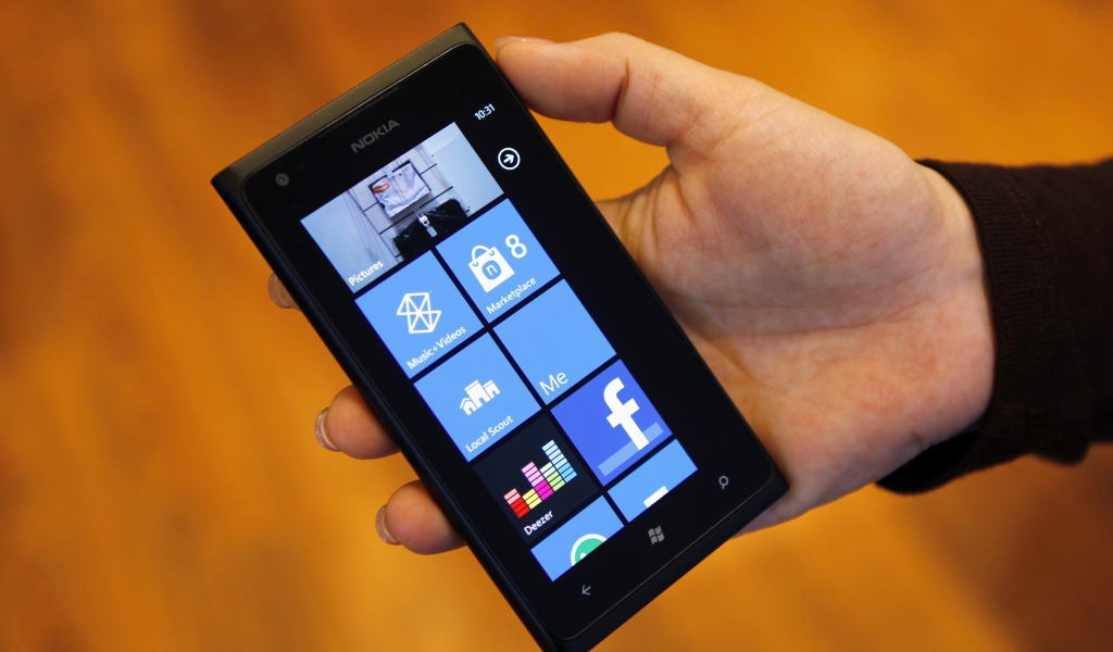 Чёрная Nokia Lumia 800
