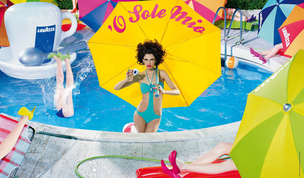 Яркая фотография девушек в бассейне