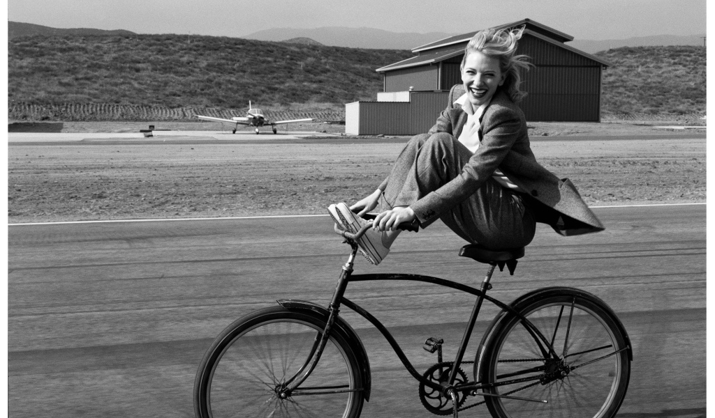 Фотография Кейт Бланшетт на велосипеде