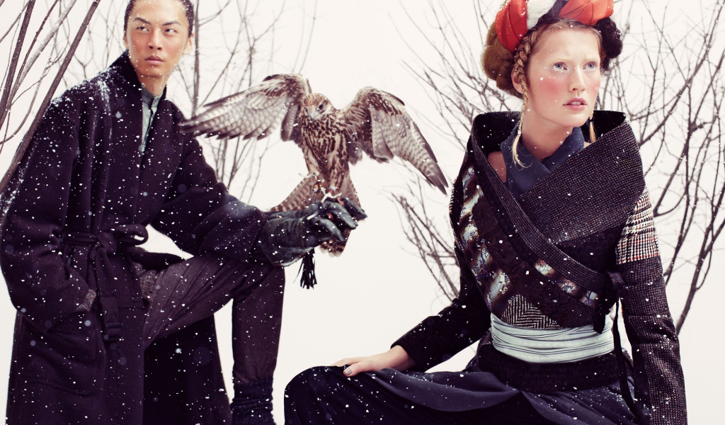 Фотография пары с соколом