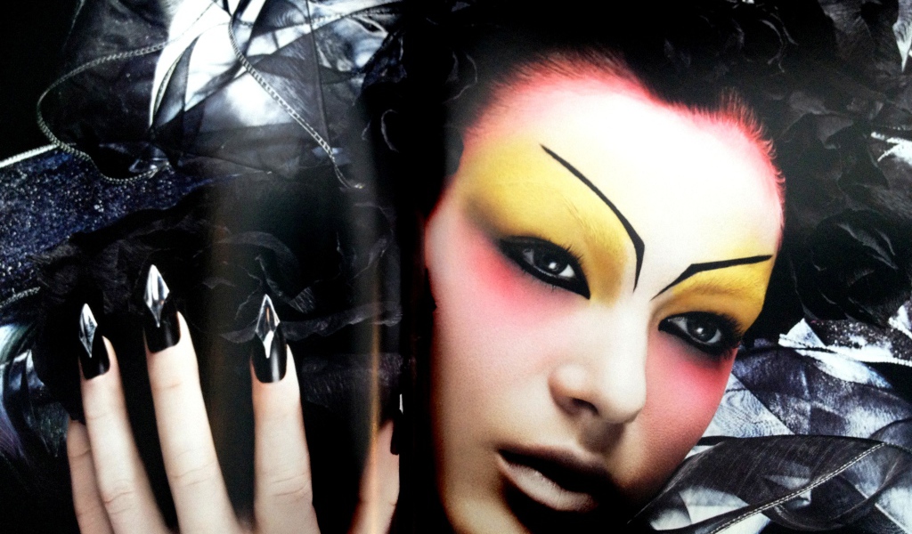 Фотография девушки из журнала