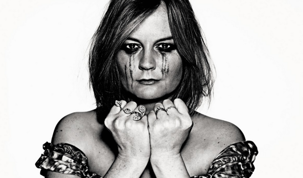 Фотография девушки в слезах