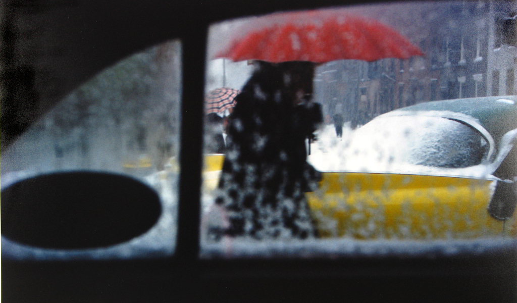 Фотография человека под красным зонтом