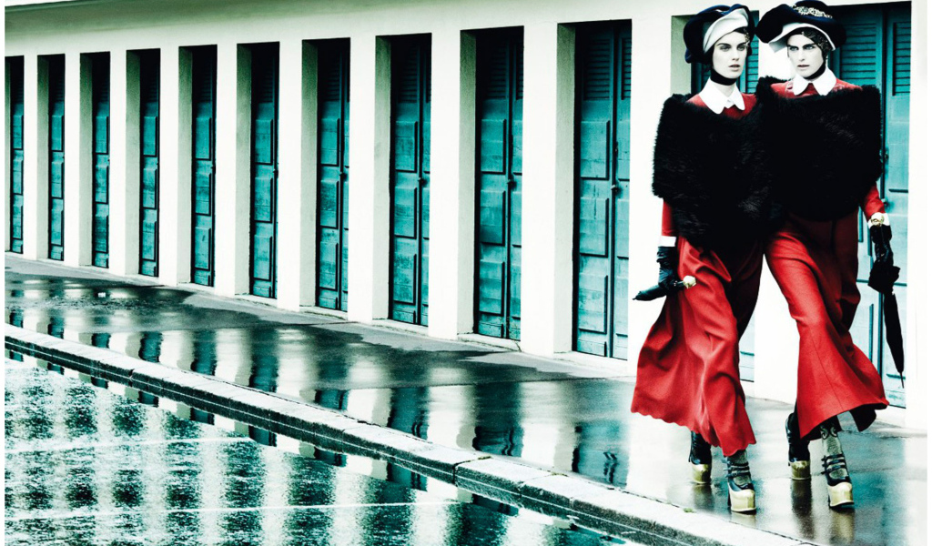 Фотография девушек идущих по улице