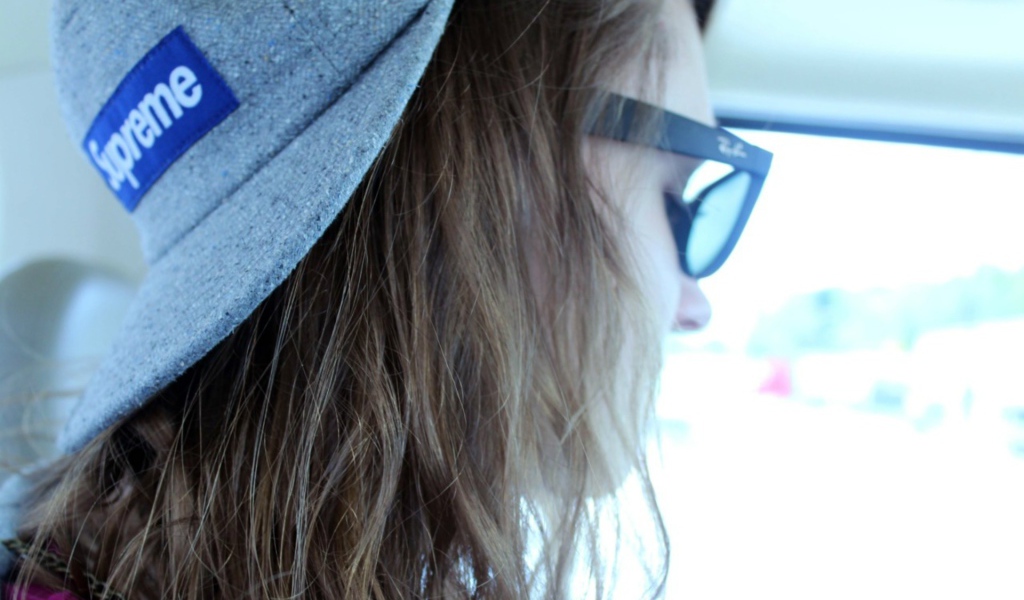 Девушка в кепке supreme