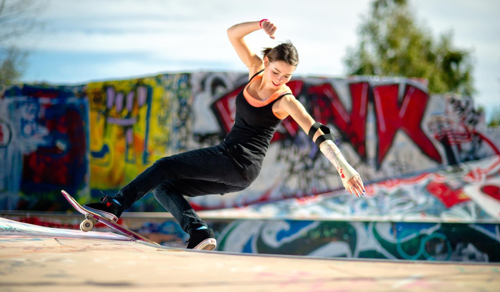 Девушка со скейтом выполняет трюк, swag