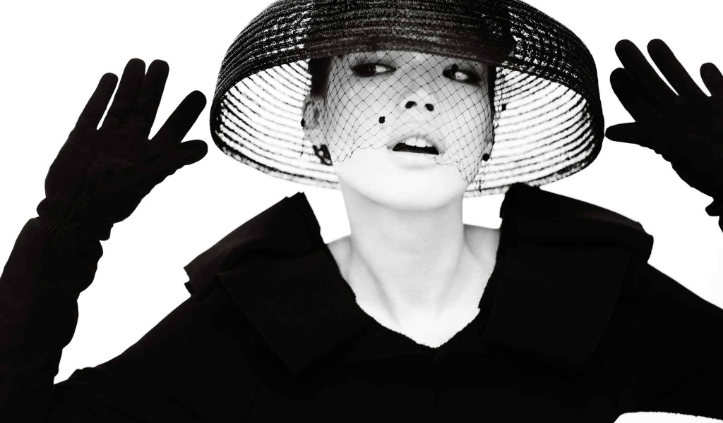 Женщина в шляпе, чёрно-белое фото