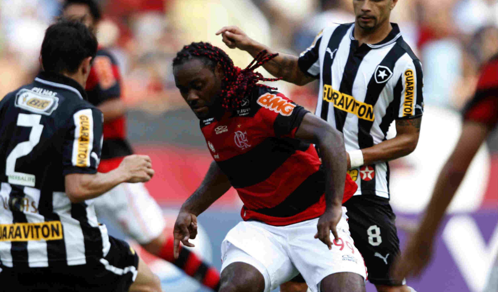 The player of Shandong Luneng Vagner battling for the ball