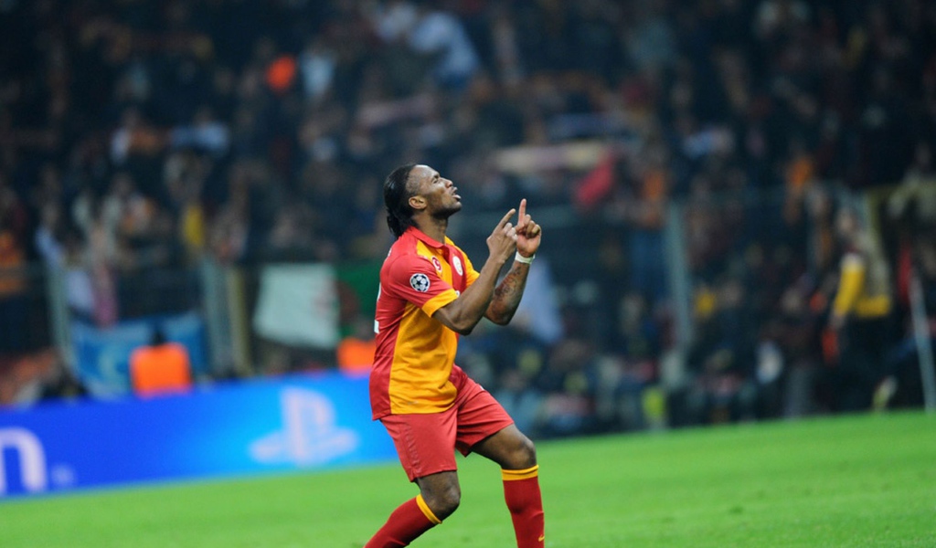 Игрок из Галатасарая Дидье Дрогба танец победы