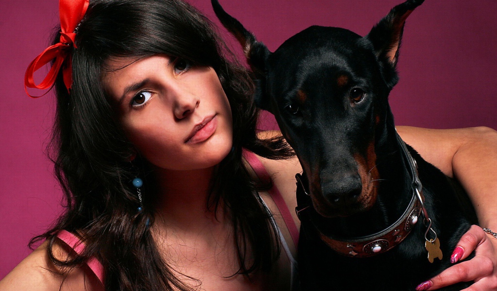 Девушка и доберман