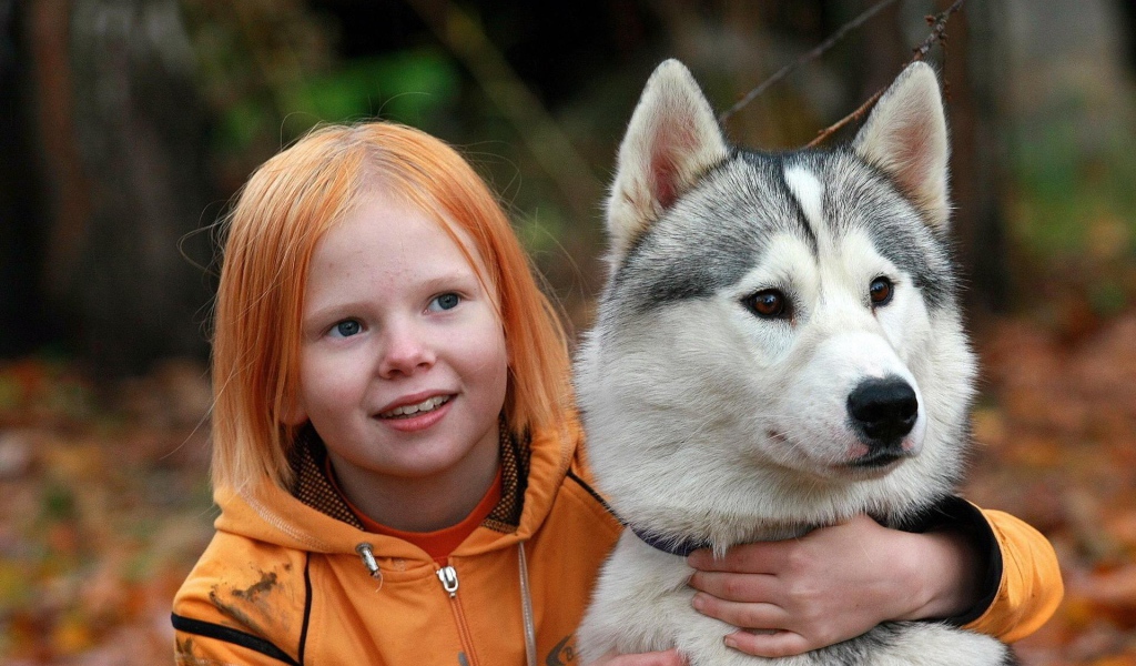 Девочка обнимает лайку