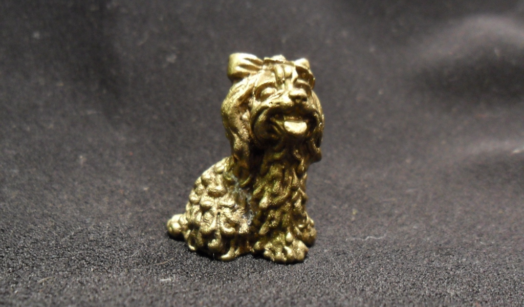 Золотая фигурка болонки