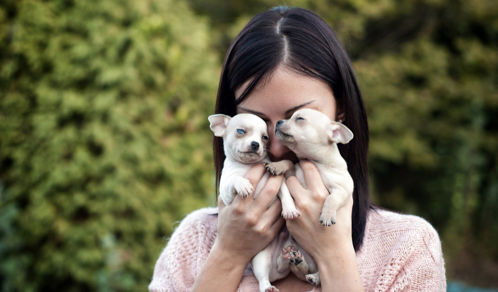 Девушка с щенками