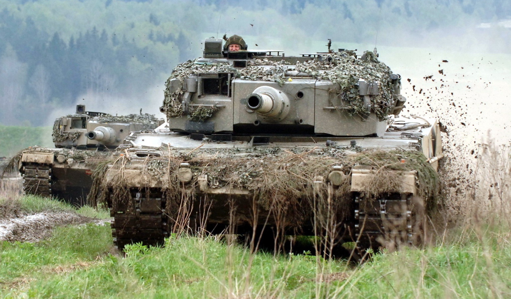 Бронемашина едет по полю