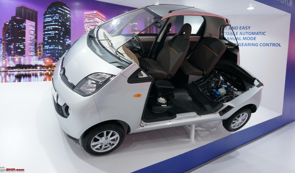 Автомобиль Tata Nano 2014 на дороге 