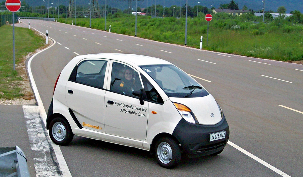 Красивый автомобиль Tata Nano 2014 в Москве