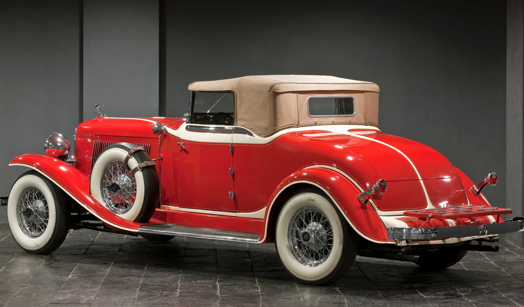 Старый красный автомобиль