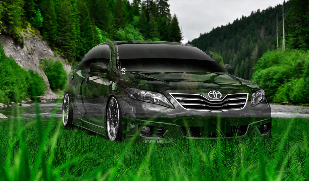 Toyota Camry на берегу реки