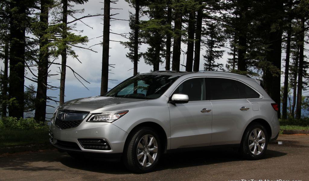 Автомобиль Acura RDX 2014 на дороге