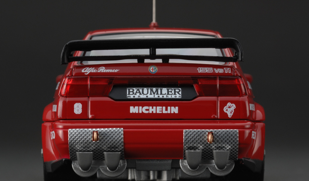 Автомобиль Alfa Romeo 155 на дороге