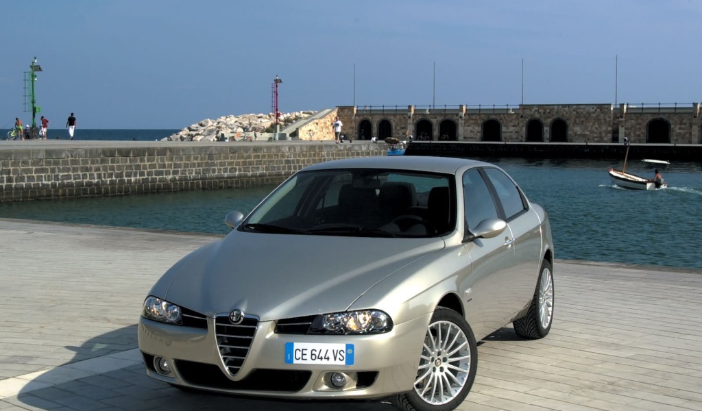 Автомобиль Alfa Romeo 159 на дороге