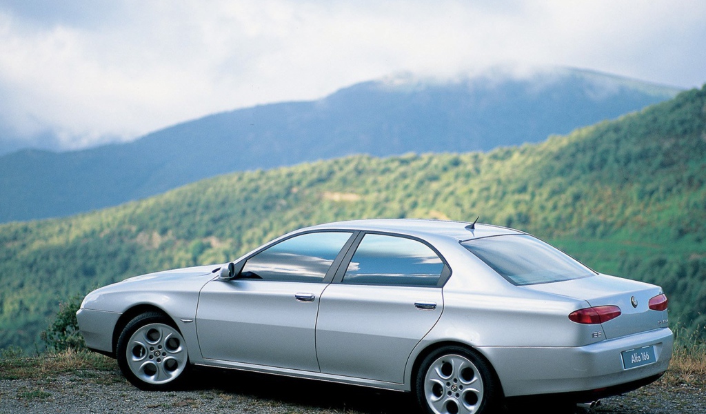 Автомобиль Alfa Romeo 166 на дороге