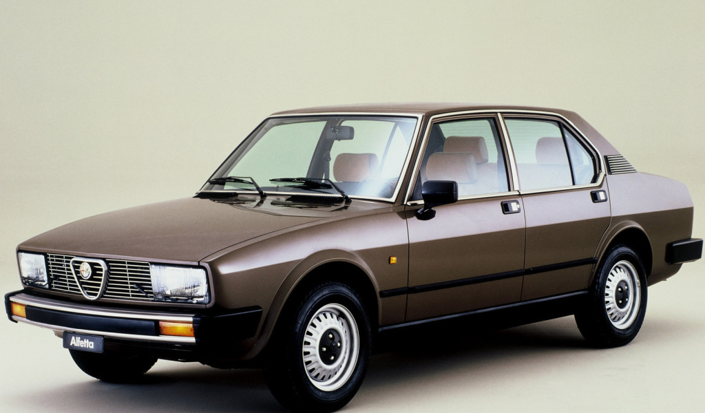 Автомобиль Alfa Romeo alfetta на дороге