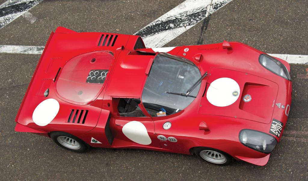 Автомобиль Alfa Romeo 33 на дороге