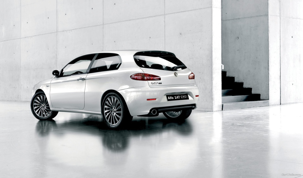 Альфа Ромэо у белой стены