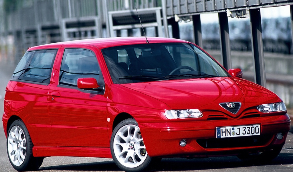 Красивый автомобиль Alfa Romeo 145