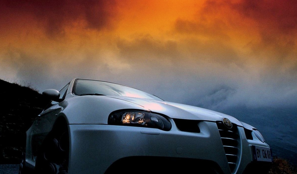 Красивый автомобиль Alfa Romeo 147