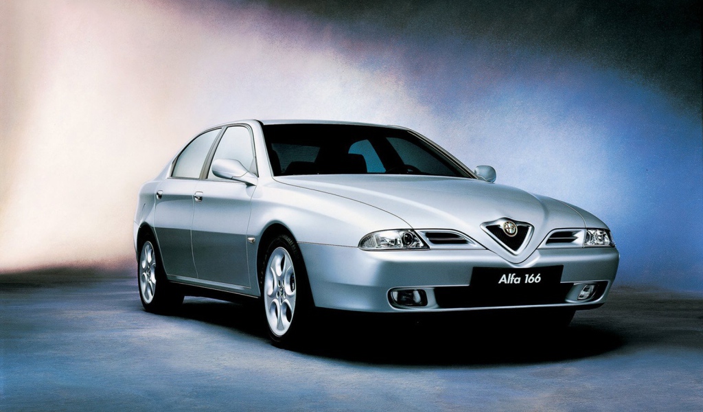 Красивый автомобиль Alfa Romeo 166