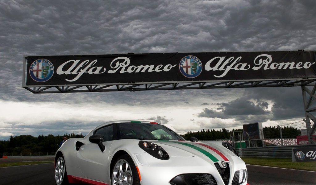 Красивый автомобиль Alfa Romeo 4c