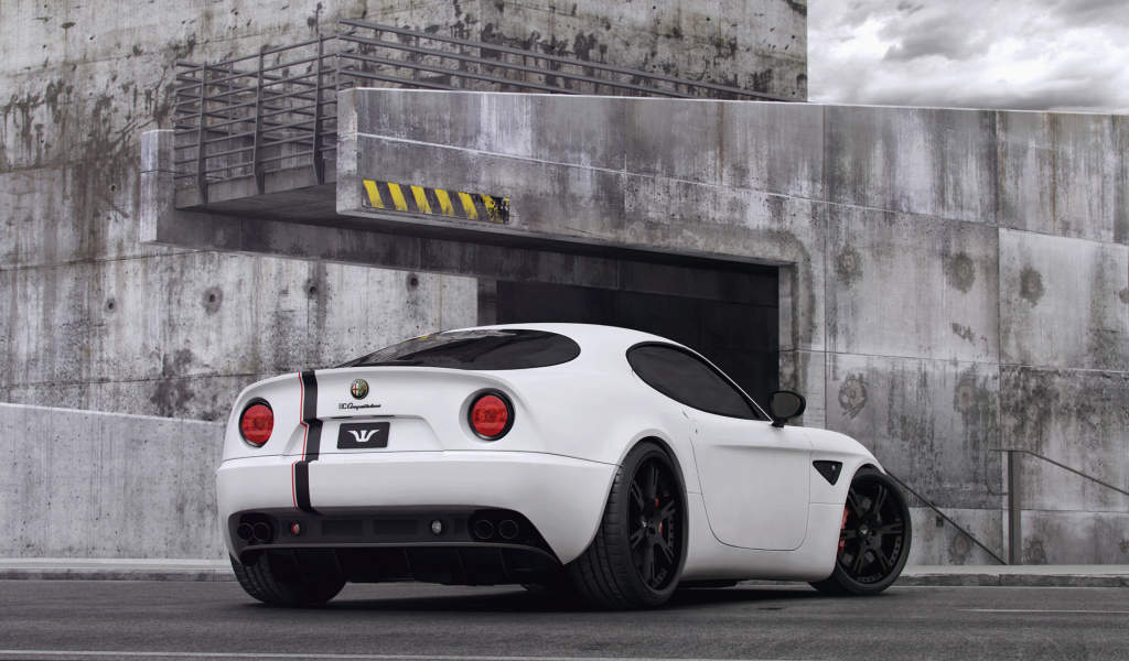 Красивый автомобиль Alfa Romeo 8c spider