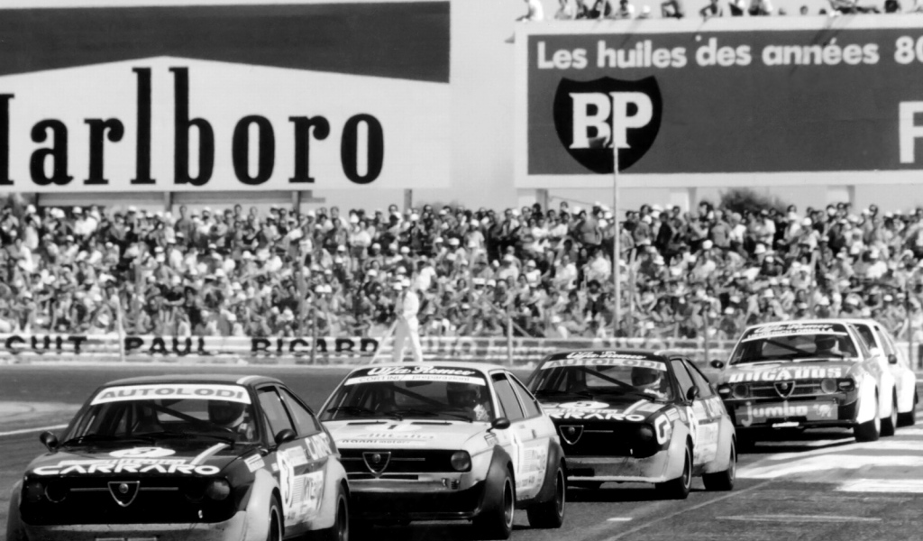 Красивый автомобиль Alfa Romeo alfasud