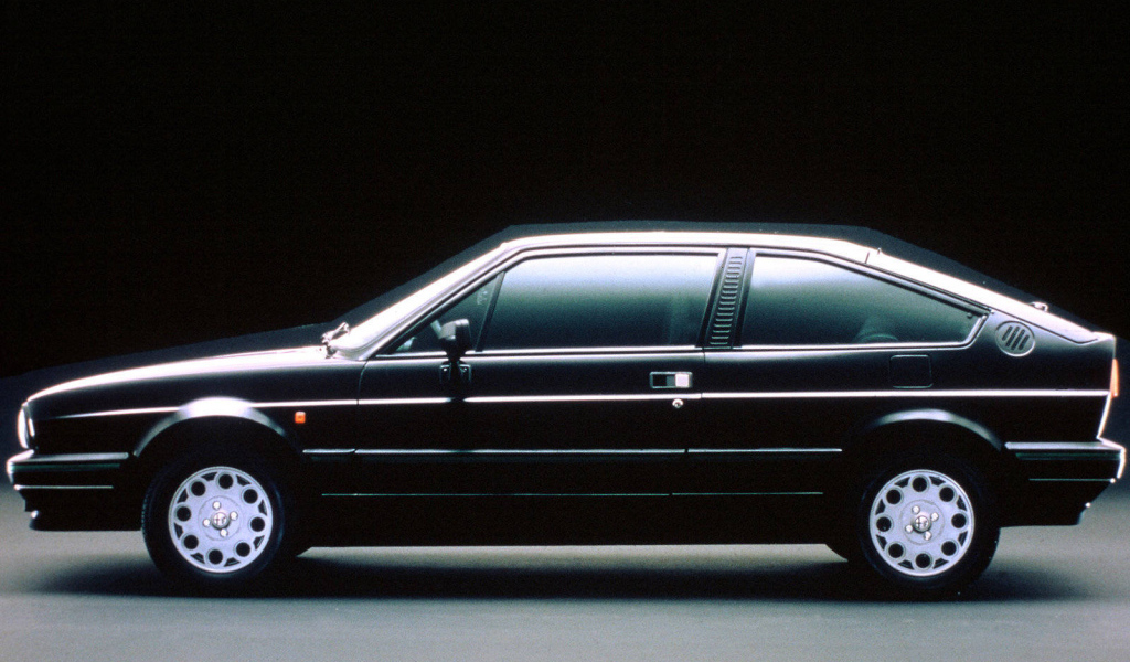 Красивый автомобиль Alfa Romeo alfasud в Москве