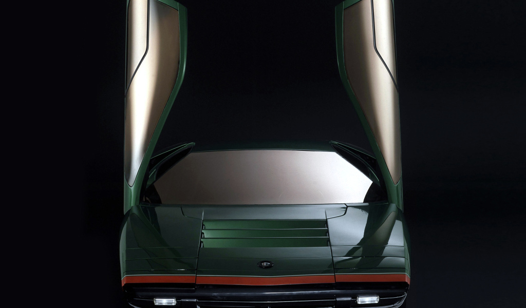 Красивый автомобиль Alfa Romeo carabo