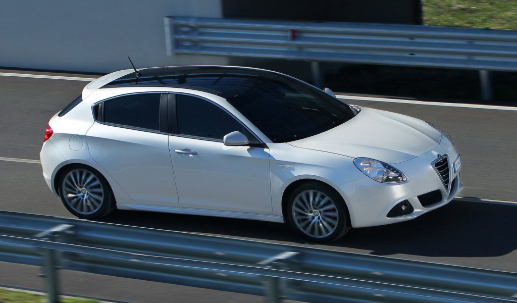 Красивый автомобиль Alfa Romeo giulia