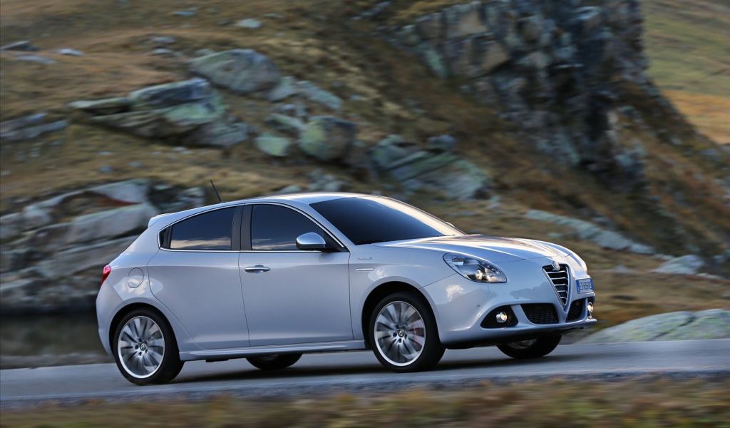 Красивый автомобиль Alfa Romeo giulietta 2014