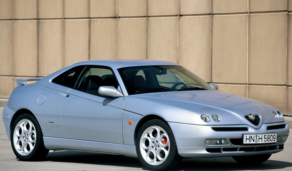 Красивый автомобиль Alfa Romeo gtv в Москве