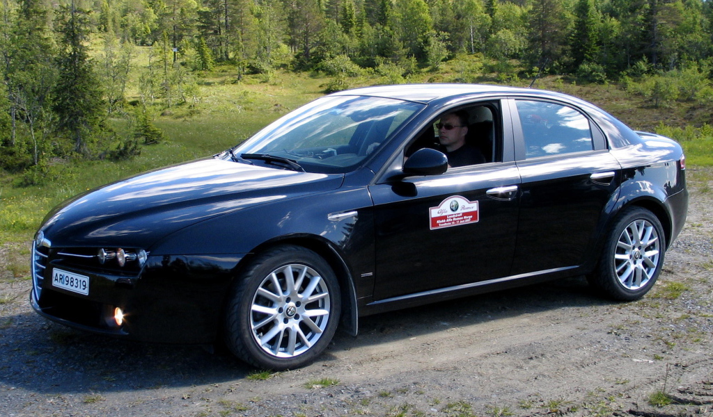 Черная Alfa Romeo 159